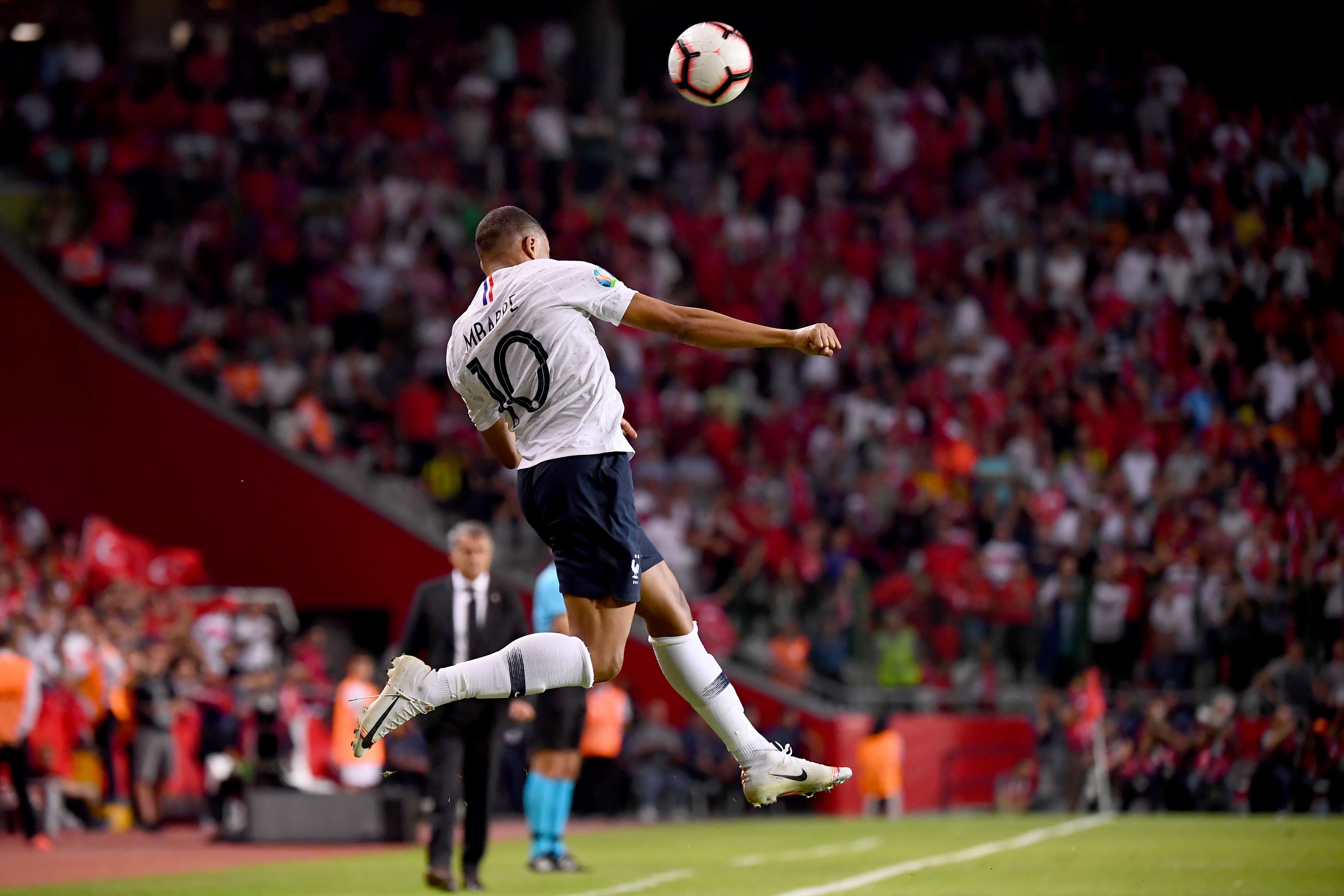 武汉女足拼出冠军！门将4根肋骨骨折，踢完半场封出对手单刀