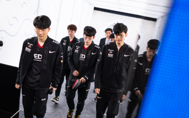 西卡22+11+6步行者终结湖人5连胜浓眉24+15詹皇